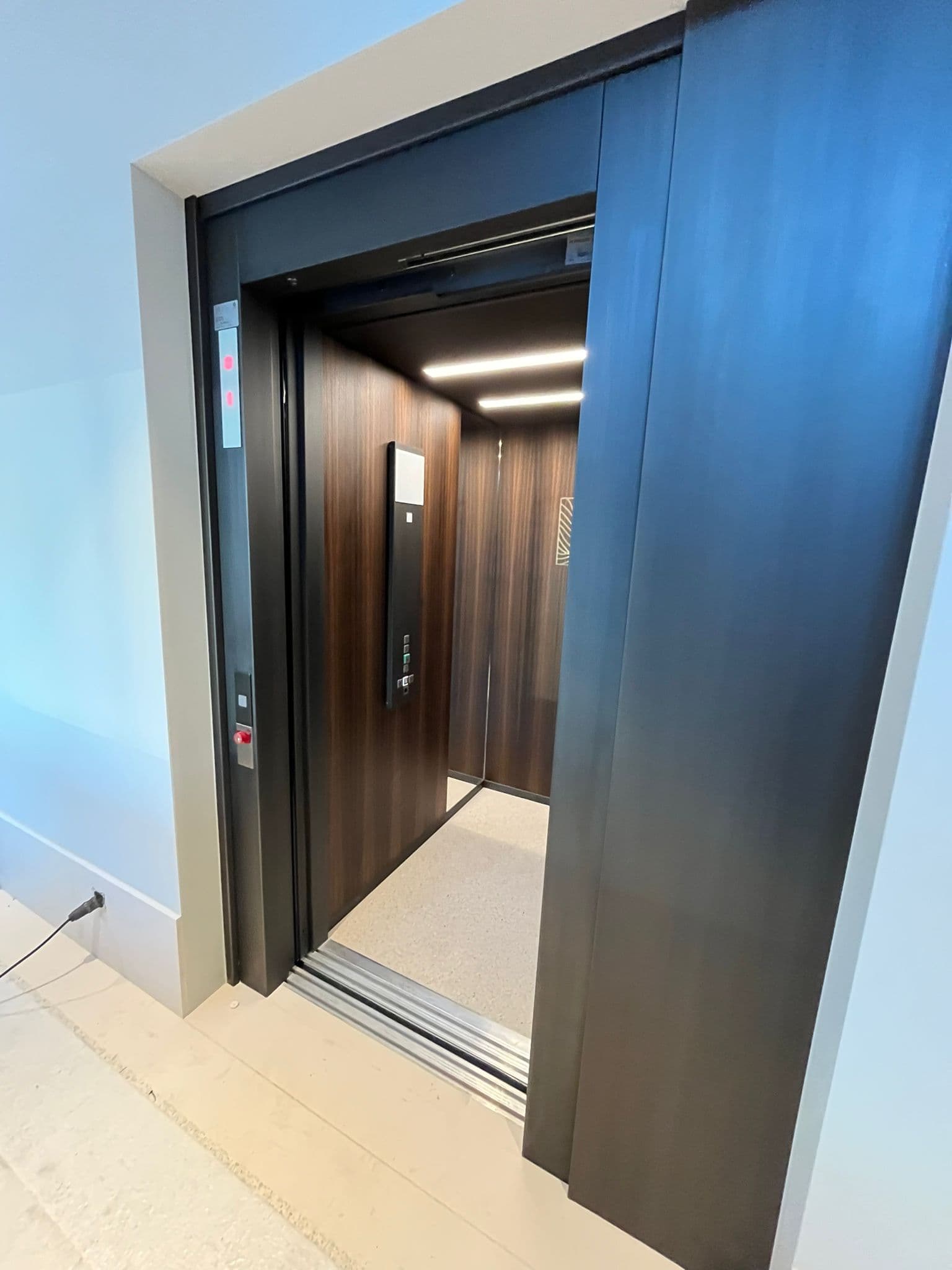 Cabine d'ascenseur rénovée par Kréasteel