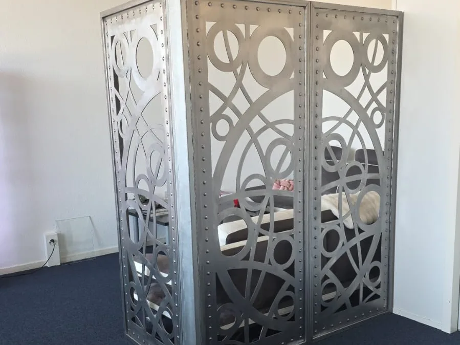 Paravent métallique ajouré sur mesure conçu par Kréasteel avec Atelier Freyja SA